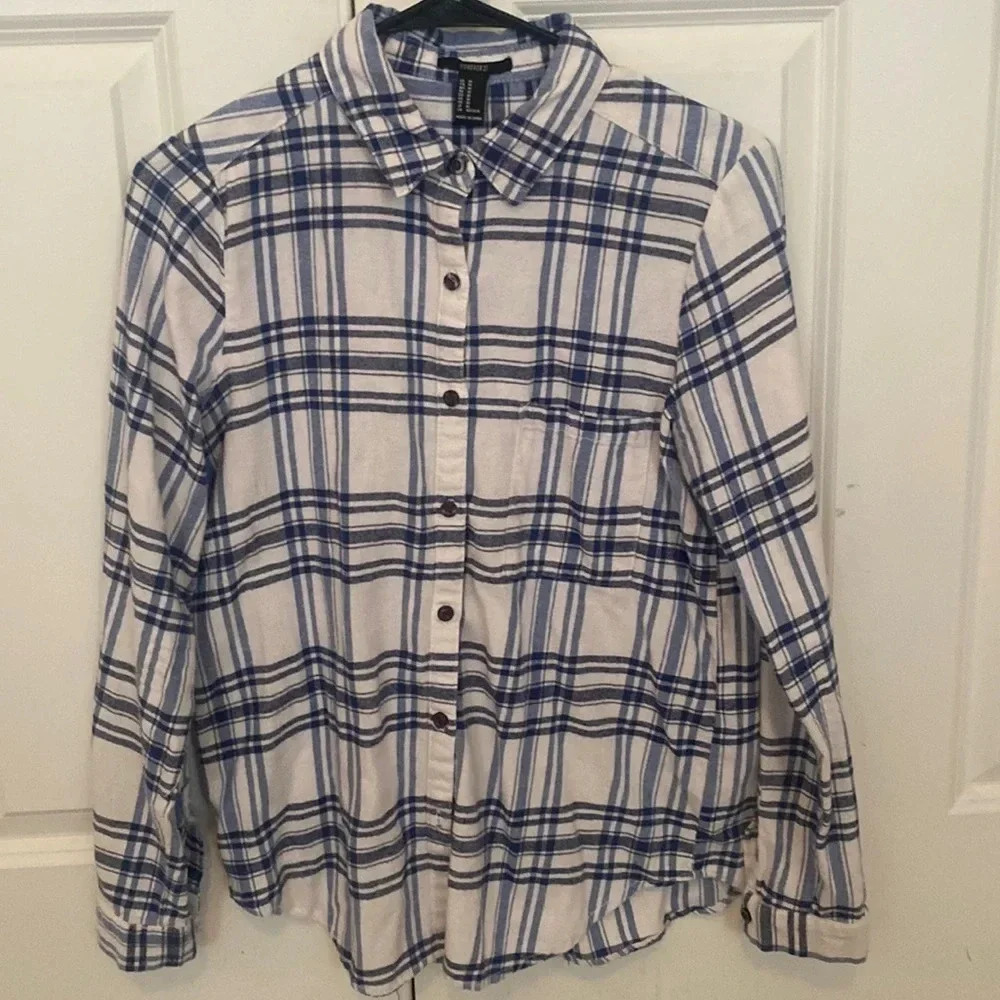 Forever 21 plaid flannel shirt size medium blue and white button up